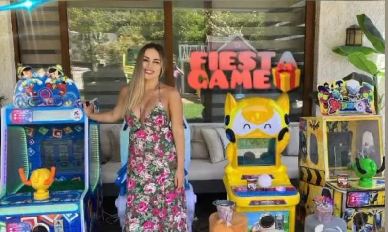 Maura Rivera y su regalo con Mark González .