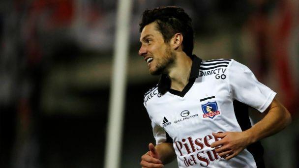 Marco Rojas se luce tanto fuera como dentro de la cancha.