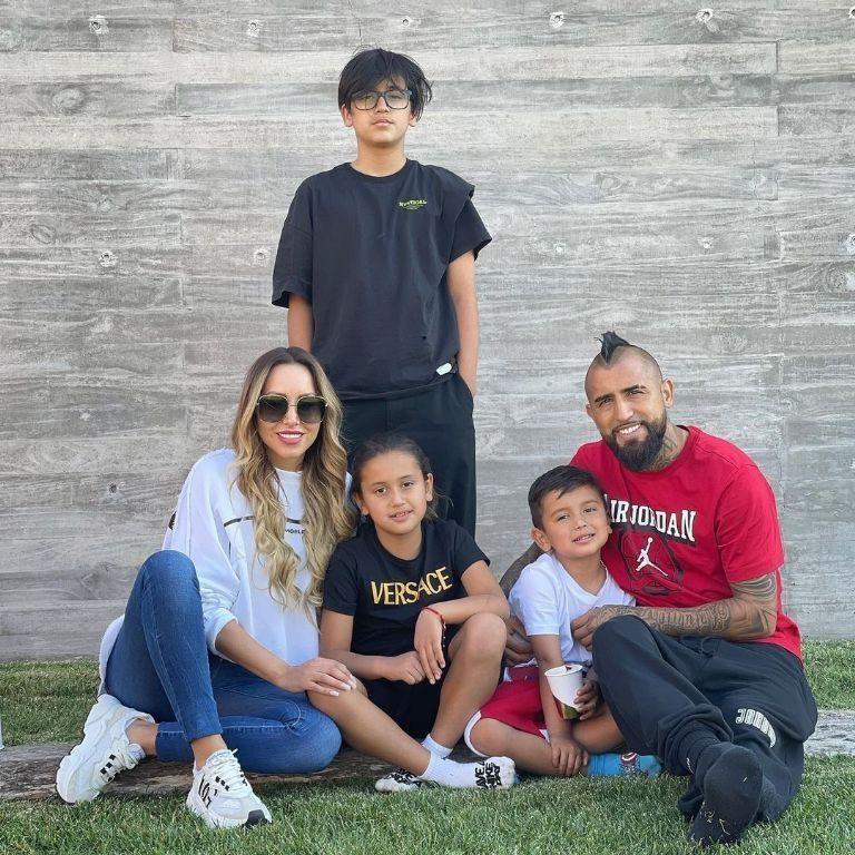 Marité Matus junto a Vidal y sus hijos