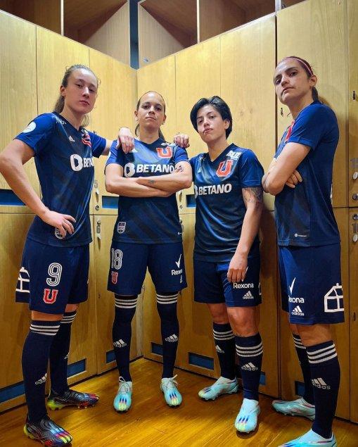Las jugadoras del plantel femenino de la U posaron con la camiseta.