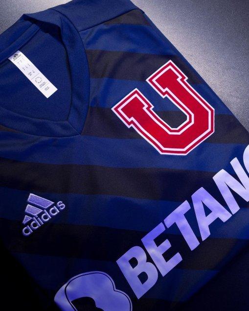 La U será grande y roja.