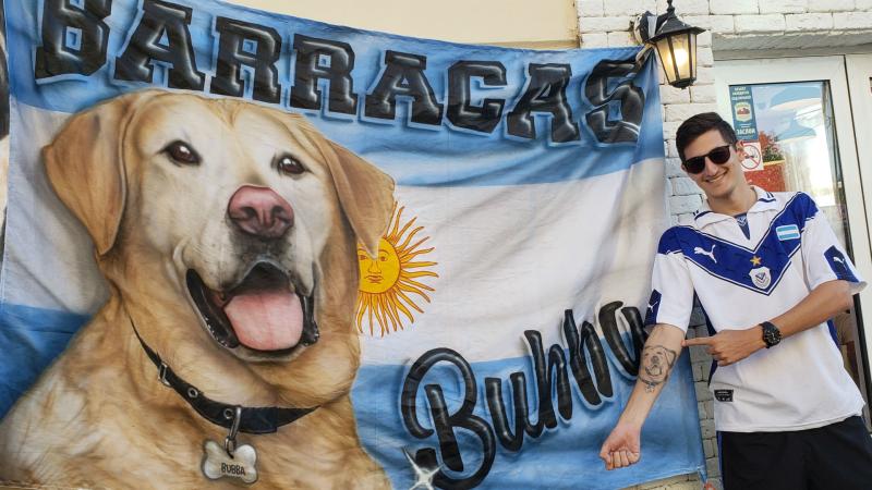 Bubba, el perro que apareció en una bandera argentina en el Mundial
