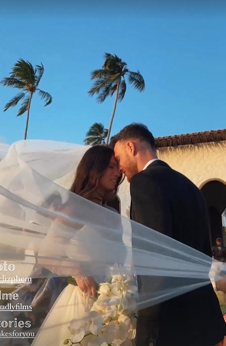 Ángelo Henríquez junto a su novia en su matrimonio (Vía Instagram: mamaomenaeventos)