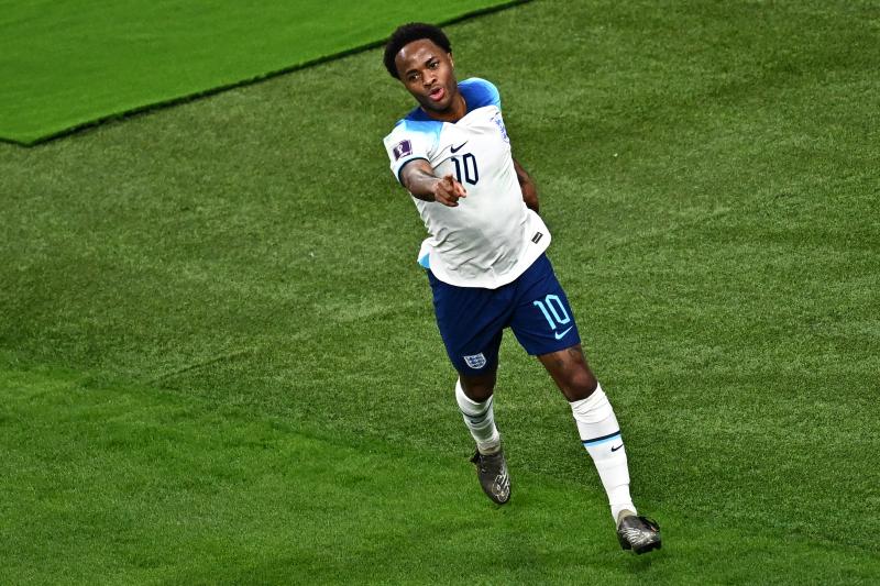 Sterling deja en duda su presencia en Catar 2022 luego de que su familia sufriera violento robo. (AFP)