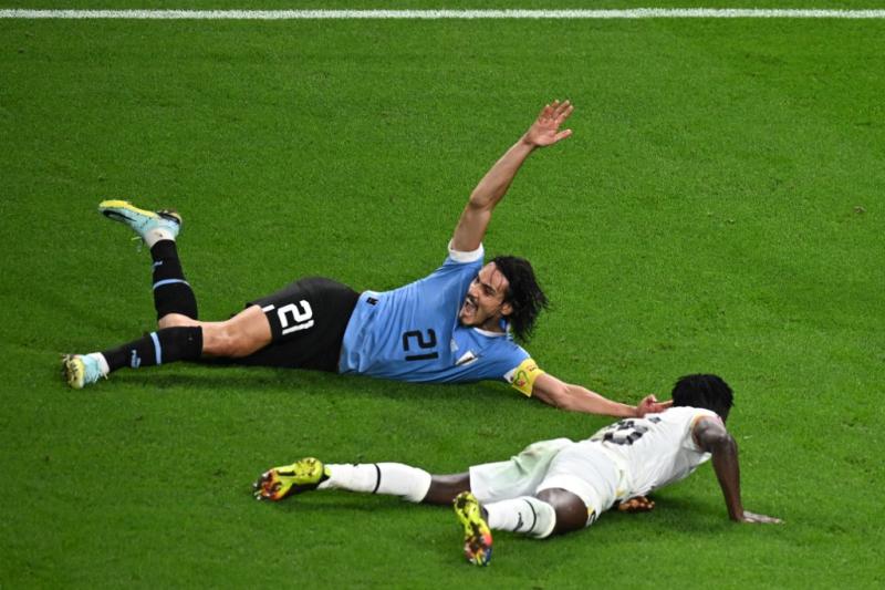 Uruguay reclamó un penal sobre Edinson Cavani en los últimos minutos. Imagen: AFP.