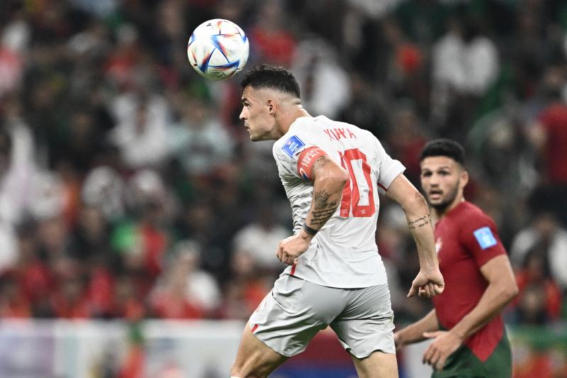 Granit Xhaka tuvo un duro encontrón con los serbios. Crédito: AFP.