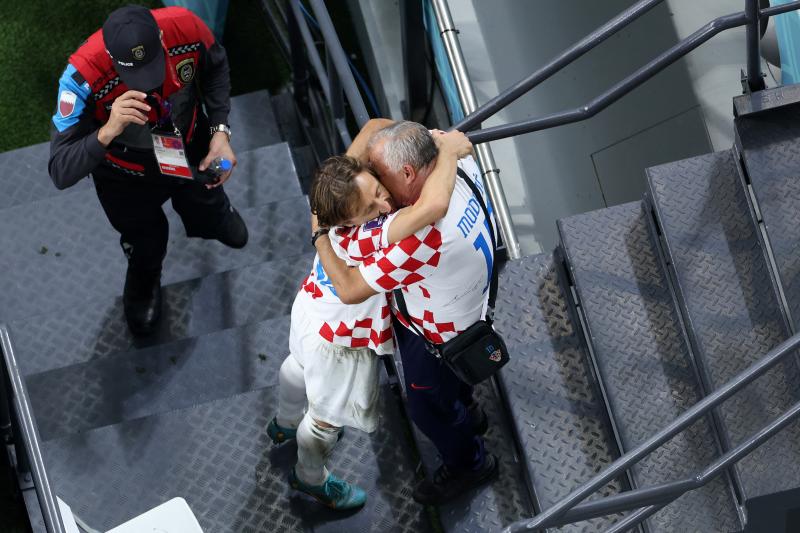 Luka Modrić fue inmediatamente a darle un abrazado apretado a su padre. (AFP)