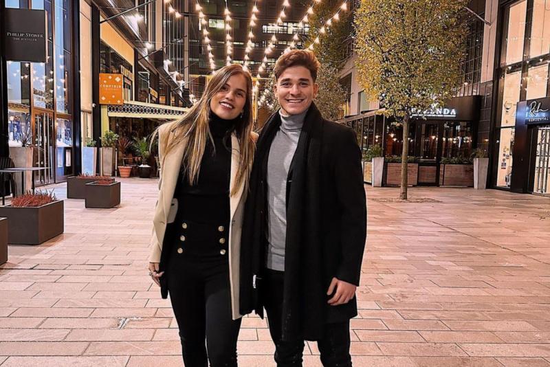 Julián Álvarez acompañado de su novia.