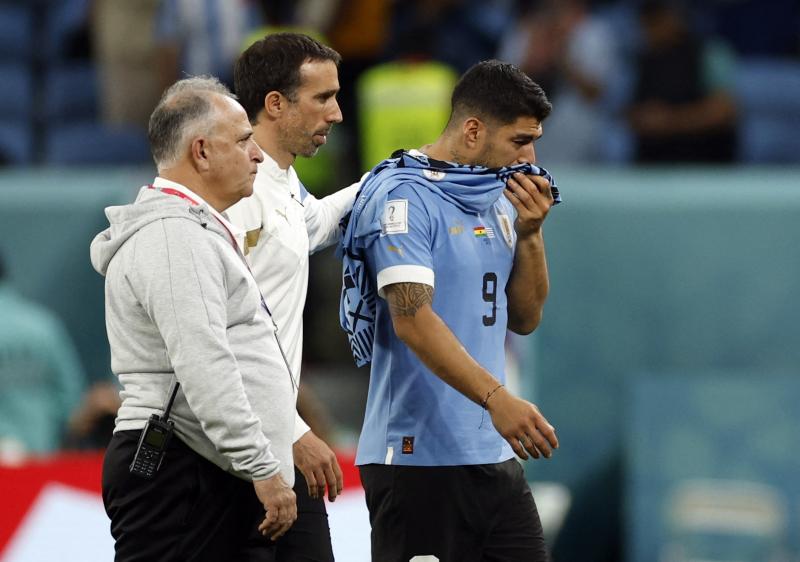 Luis Suárez sufriendo la eliminación de Uruguay (Reuters)