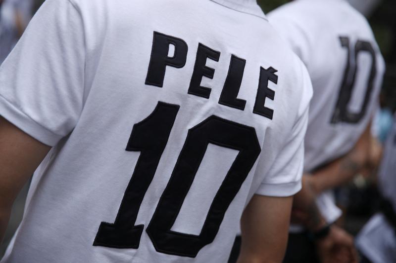 El nombre de Pelé dio la vuelta al mundo - Reuters