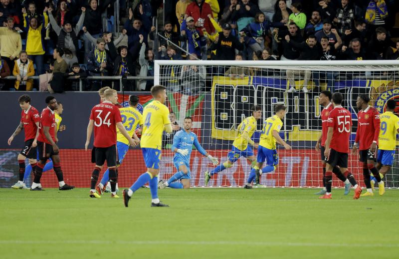 Reuters - Tomás Alarcón convirtió en el triunfo de Cádiz ante Manchester United
