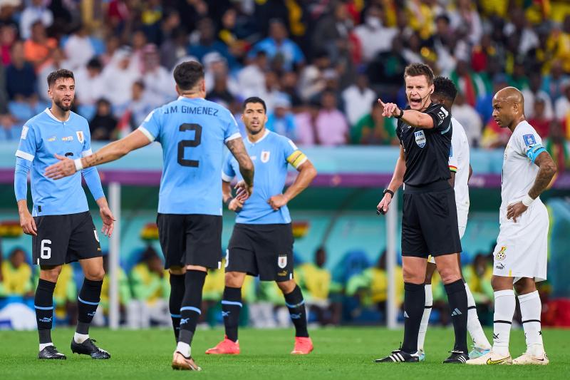 Jugadores de Uruguay enfrentaron al árbitro (Photosport).