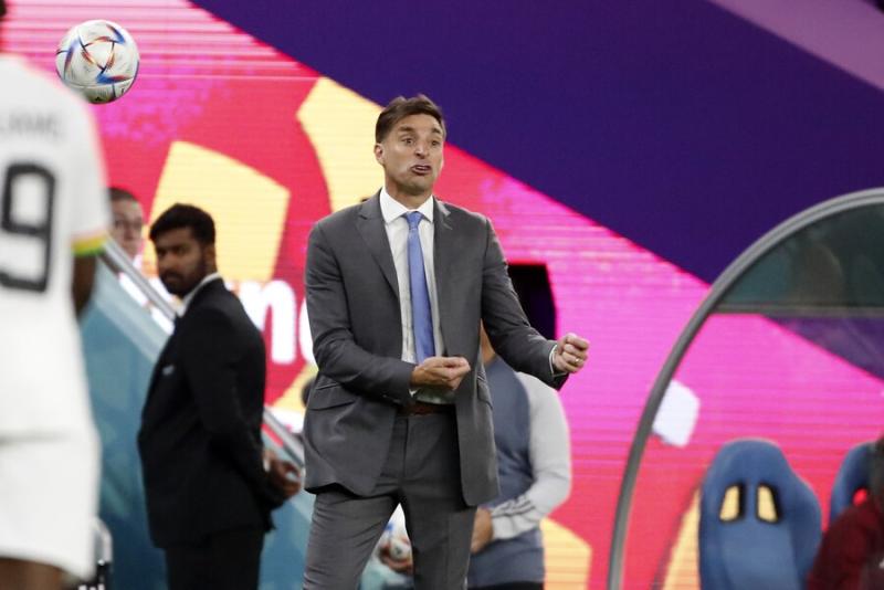 Diego Alonso dejó de ser el director técnico de la Selección Uruguaya. Imagen: Photosport.