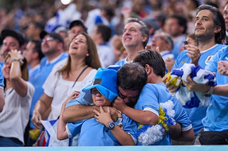 Luis Suárez consoló a sus hijos tras la eliminación de Uruguay.