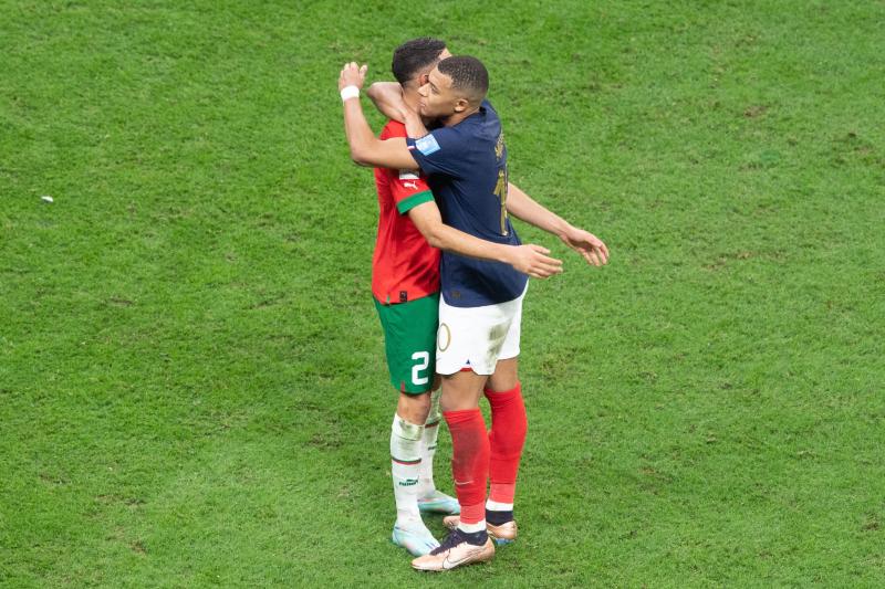 Mbappé abrazando a Achraf Hakimi