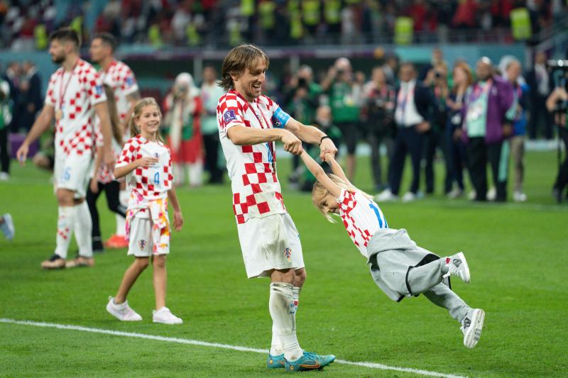 El mediocampista de Croacia también tuvo tiempo de festejar junto a sus hijas. (Photosport)