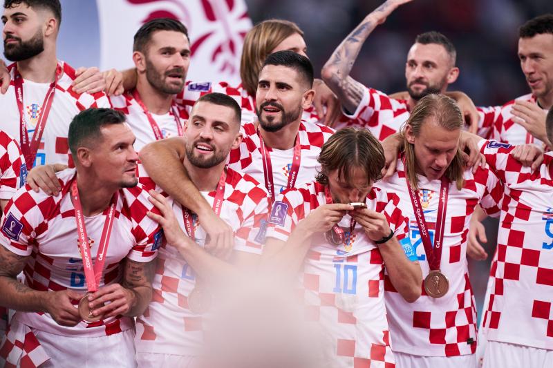 El único jugador de Croacia besando la medalla de Bronce en Catar.