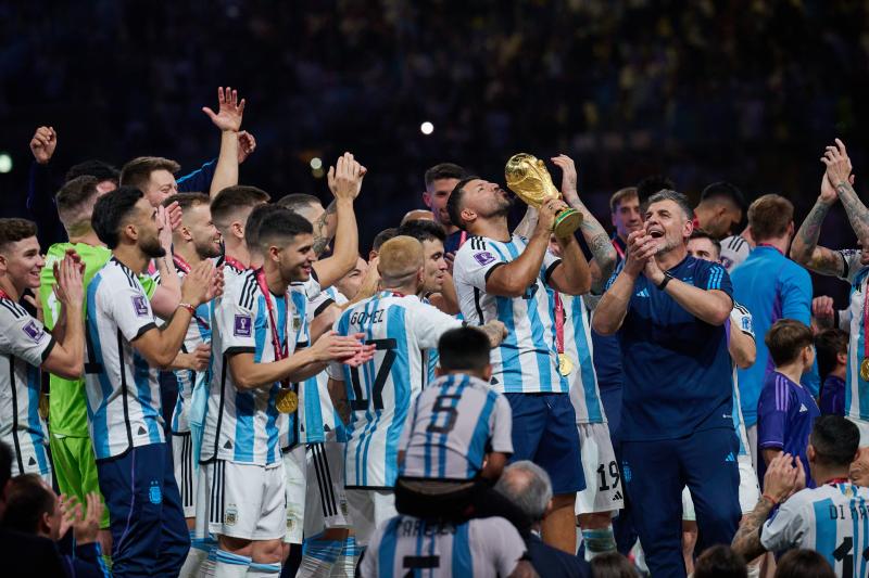 Sergio Agüero alzando la copa de campeón en Catar. (Aton)