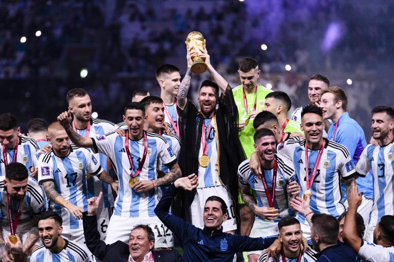 Lionel Messi levantó el la copa en el Mundial Qatar 2022 - Photosport