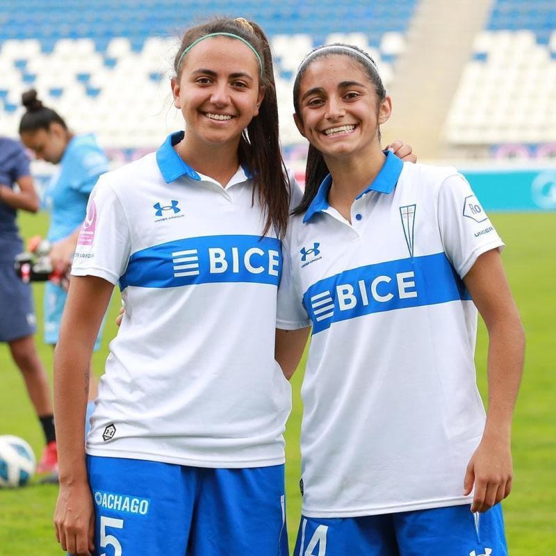 Camila Cofré (izquierda) denunció una grave situación en el fútbol femenino de la UC