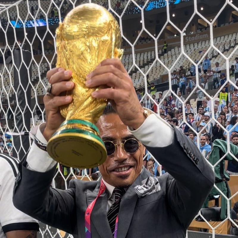 Salt Bae subió fotografías con la Copa del Mundo a su cuenta de Instagram. Imagen: Instagram.