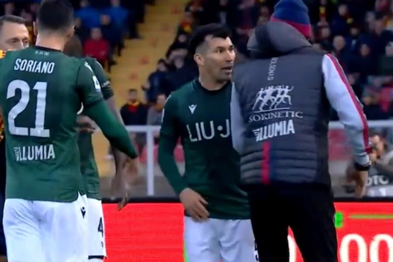 Gary Medel tuvo un fuerte encontrón con el fallecido técnico Sinisa Mihajlovic. (Pantallazo transmisión)