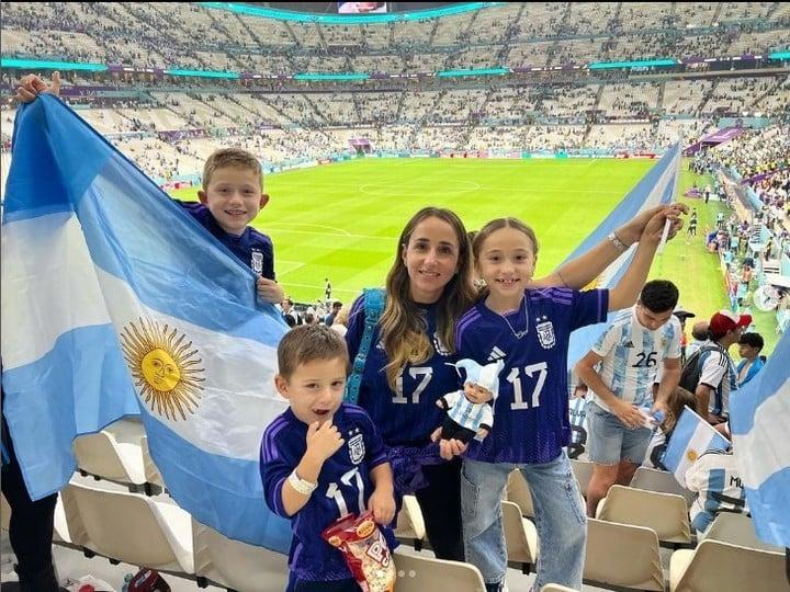 Linda Raff junto a sus hijos apoyando al 'Papu' Gómez en el Mundial Catar 2022. (Instagram)