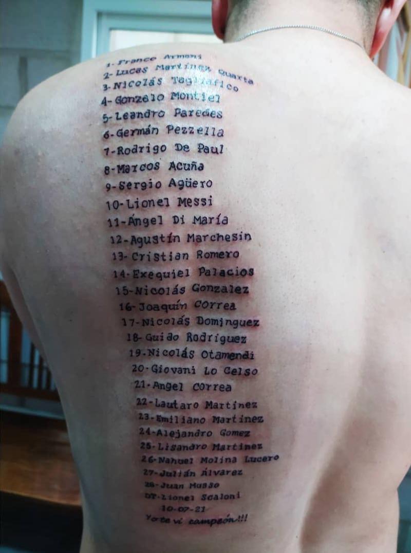 Un hincha se tatuó la lista de todos los jugadores de Argentina que lograron la Copa del Mundo.