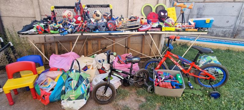Parte de lo juguetes que donó el hijo de Gabriel Costa a la organización 'Ruta Del Hincha'. (Twitter)