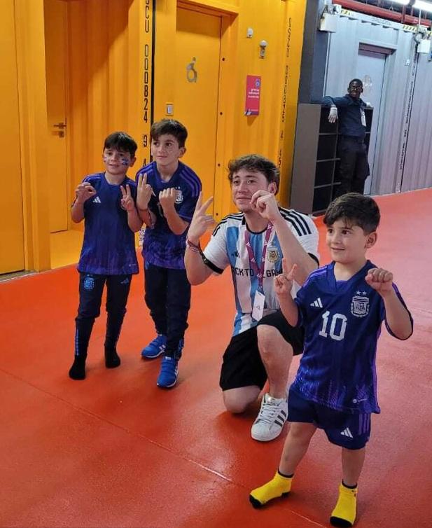 Hijos de Lionel Messi, Thiago, Ciro y Mateo junto a Paulo Londra en Catar 2022.