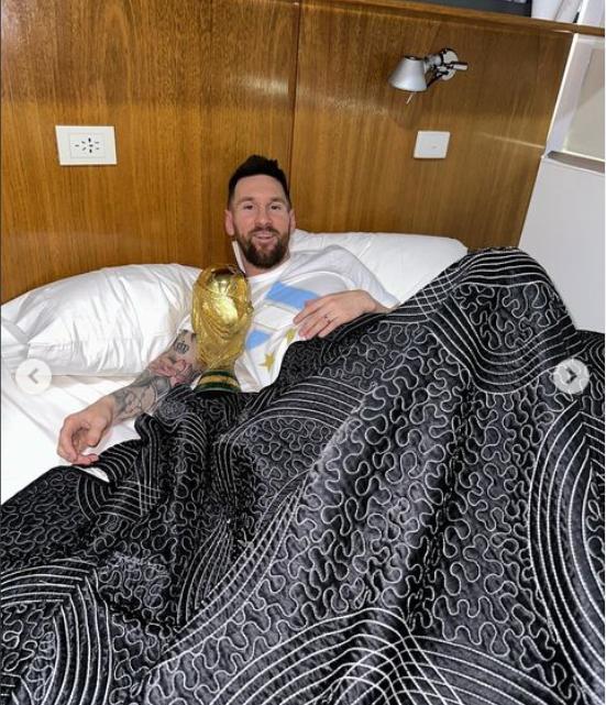 Lionel Messi despertando junto a la Copa del Mundo en el predio de la AFA. (Instagram)
