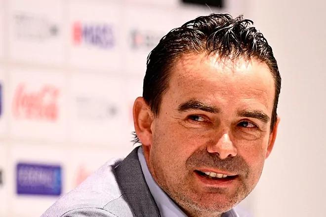 Marc Overmars sufrió un derrame cerebral leve. Imagen: Twitter Royal Antwerp.