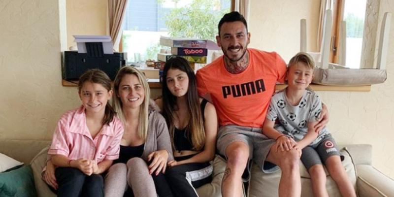 Mauricio Pinilla junto a Gissella Gallardo y sus hijos. (Instagram)