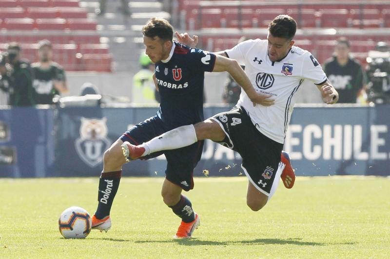 Matías Zaldivia enfrentando a la U con la camiseta de Colo Colo.