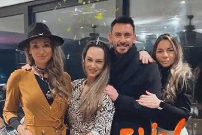 Mauricio Pinilla junto a sus hermanas, ex cuñadas de Gissella Galardo. (Instagram)