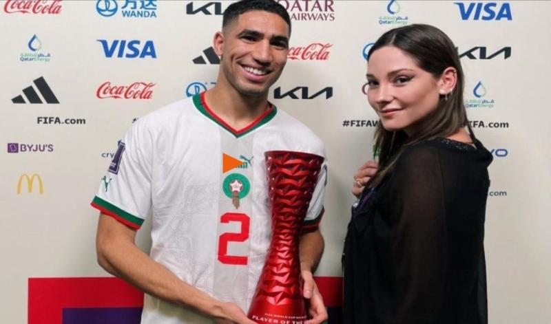 Kel Calderón y el premio en el Mundial Catar 2022.