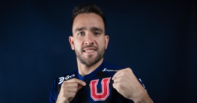 Matías Zaldivia posando con la camiseta de Universidad de Chile (Créditos: Prensa U. de Chile)