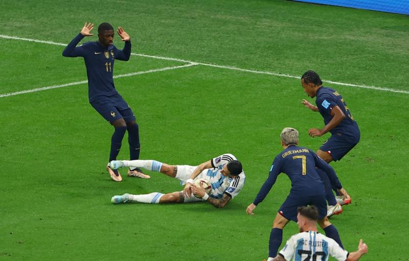 Di María cayó dentro del área y el juez cobró el penal para Argentina - Reuters