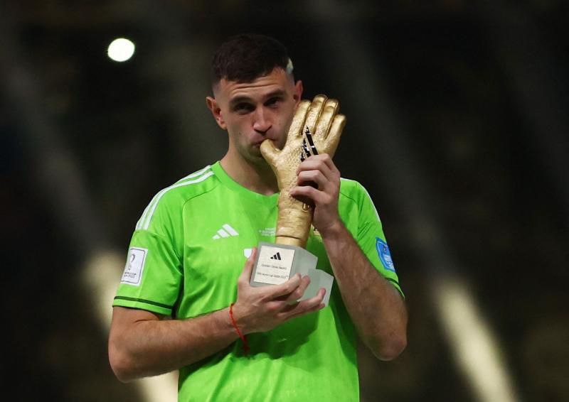 El "Dibu" Martínez ganó el Mundial con Argentina y el premio al mejor portero.