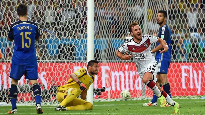 Mario Gotze celebró como un hincha más el triunfo de Argentina en la Copa del Mundo.