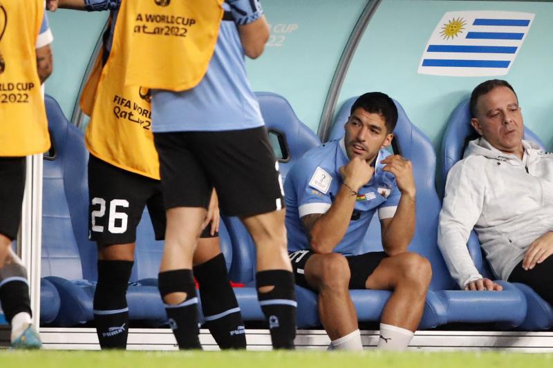 Luis Suárez sufrió la eliminación de Uruguay desde la banca (Aton)