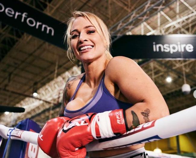 La boxeadora australiana Ebanie Bridges dejó la grande al desnudarse en plena entrevista. (Instagram)