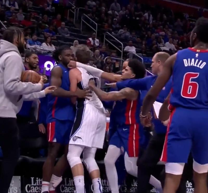 Kilian Hayes cuando ataca a Moritz Wagner en el duelo de la NBA.