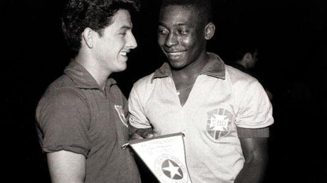 Pelé junto a Lionel Sánchez en un partido amistoso entre Brasil y Chile.