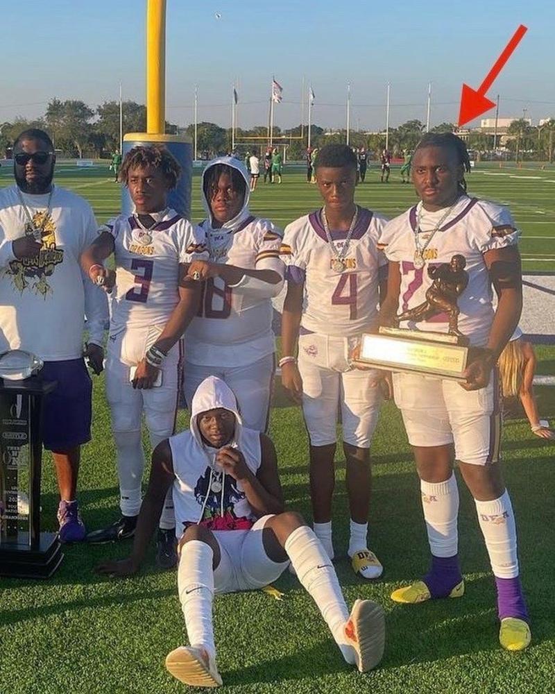 Jeremiah Johnson junto a sus compañeros premiados en la NFL