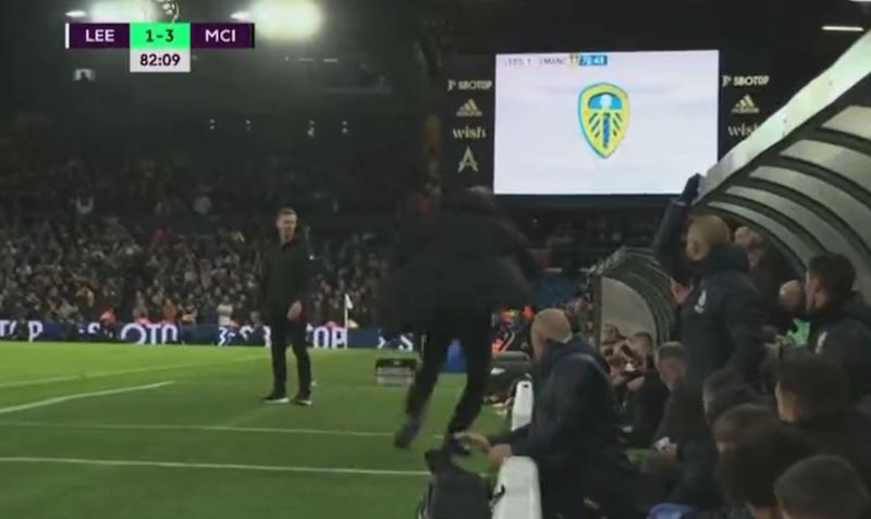 Pep Guardiola corriendo a ver si la persona estaba en buen estado (Captura)
