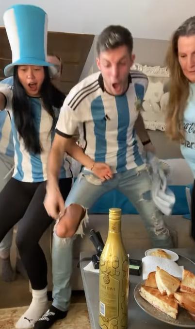 Reacción de los argentinos luego de ver que el perrito se robó un sándwich.