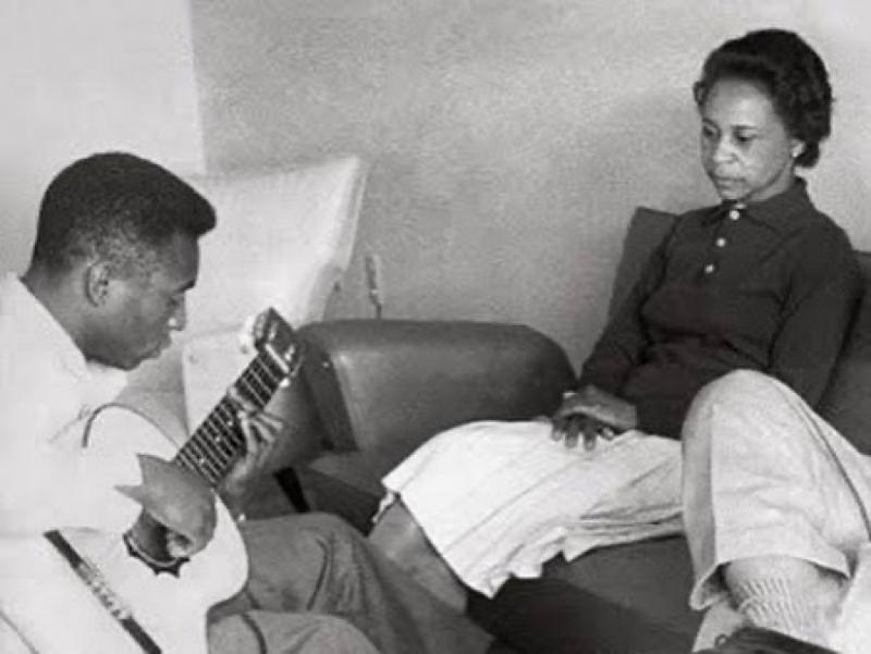 La madre de Pelé, Celeste Arantes do Nascimento cumplió 100 años el pasado 20 de noviembre.