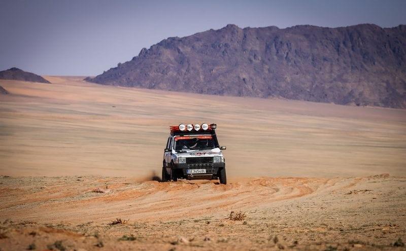 El Fiat Panda hace de las suyas en el desierto de Arabia Saudita - motorpasion.com