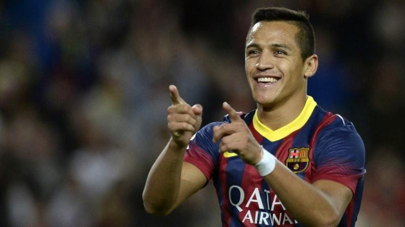 Uno de los looks más alabados de Alexis Sánchez fue cuando militaba en el FC Barcelona. (AFP)